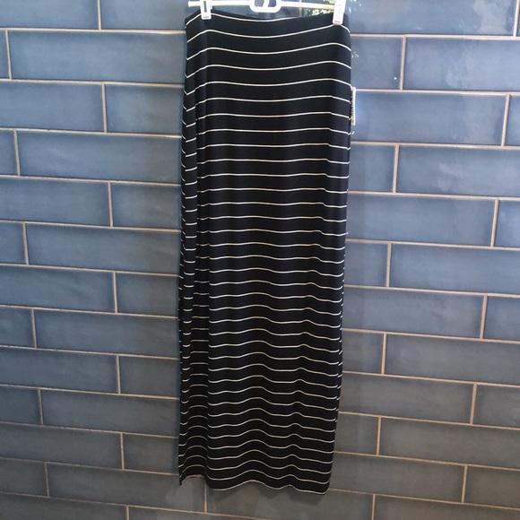 Old navy maxi skirt black and white stripe. Side slit. NWT size S/P - Picture 3 of 7
